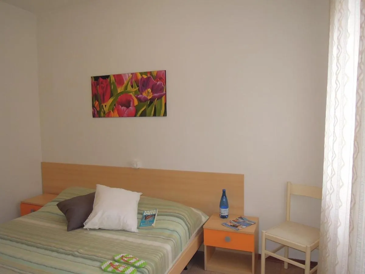Nice Flat For 6 Guests With Private Garden Bibione Italien
